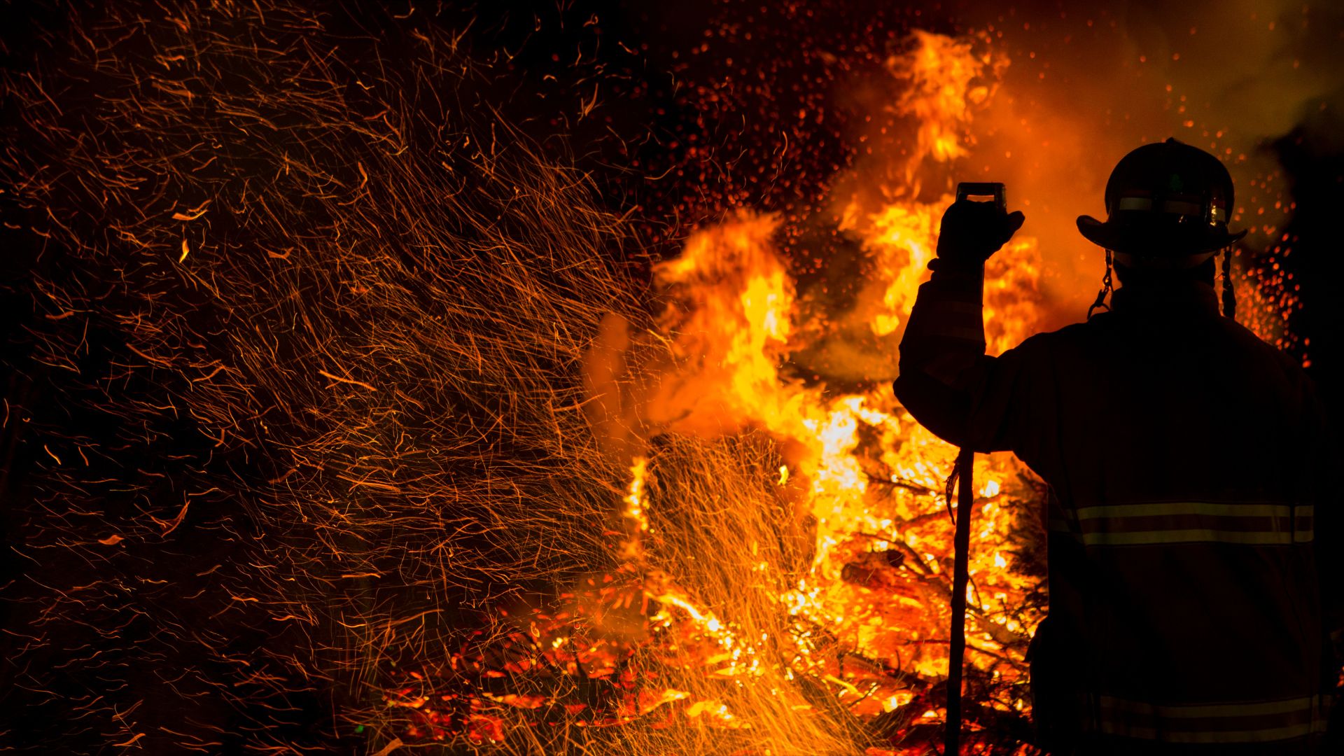 Bombero equipado para responder a una emergencia contra incendios